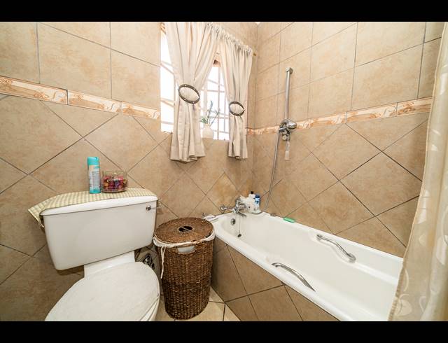 4 BEDROOM FREESTANDING FOR SALE IN DALPARK EXT 11